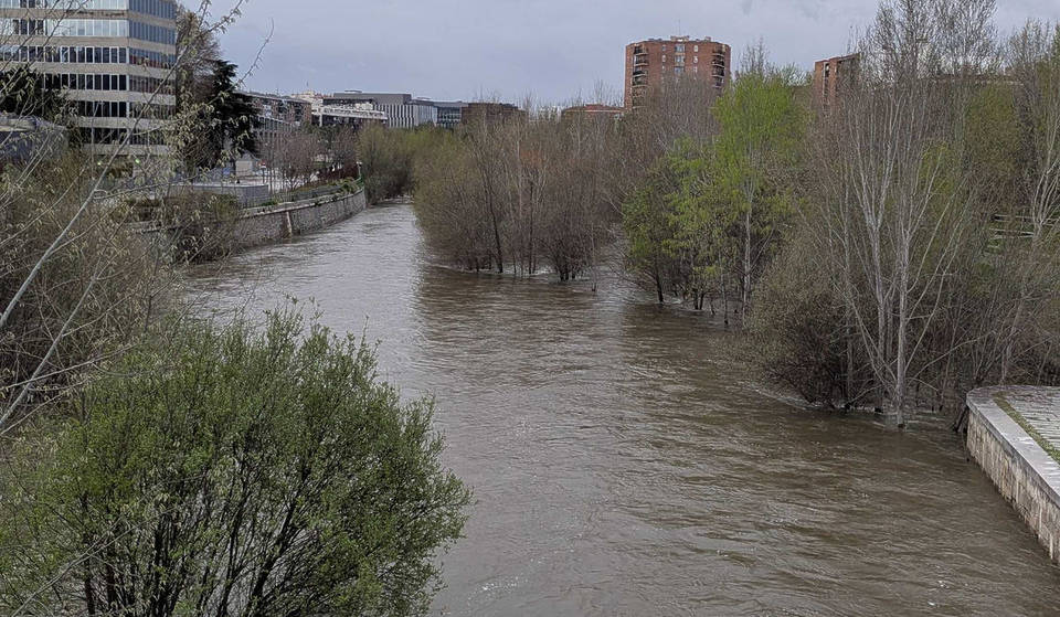 Das Wasser kommt auf den Straßen von Madrid an: Einschnitte durch die Regenfälle und den Anstieg der Flüsse