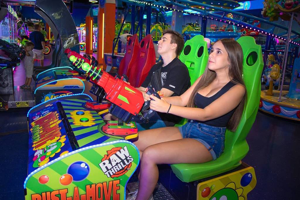 Babylon Park Madrid: cientos de máquinas arcade, atracciones y una montaña rusa ‘indoor’ bajo el mismo techo climatizado
