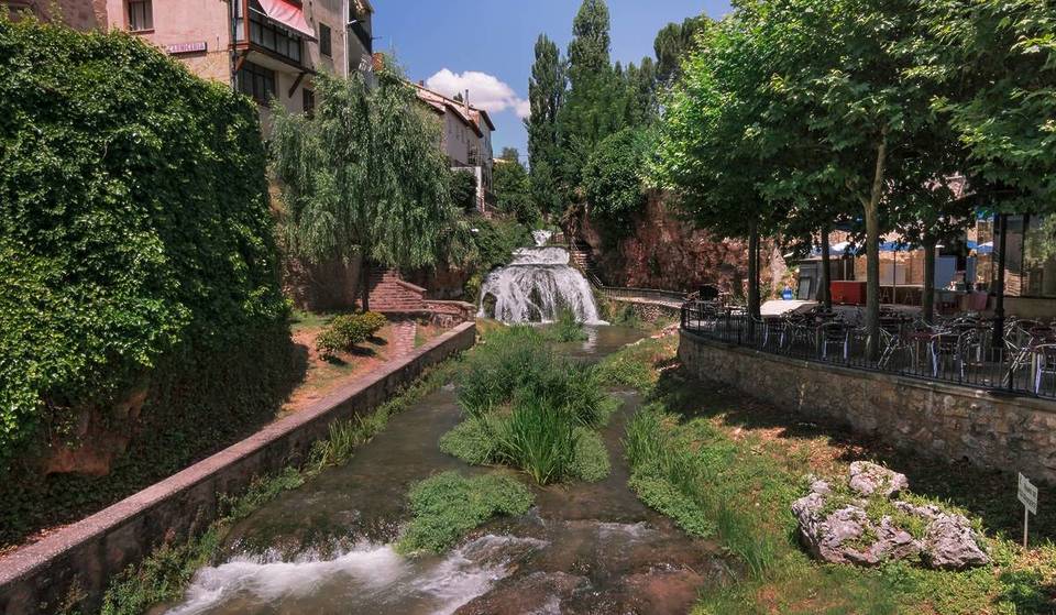 Dos ríos, cascadas y un balneario en el mismo pueblo: así es la escapada más refrescante a menos de dos horas de Madrid