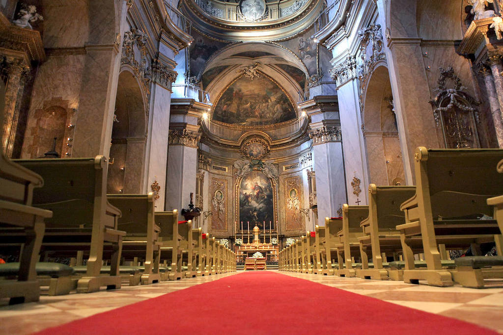 Interior da Basílica Real de São Miguel, em Madrid.