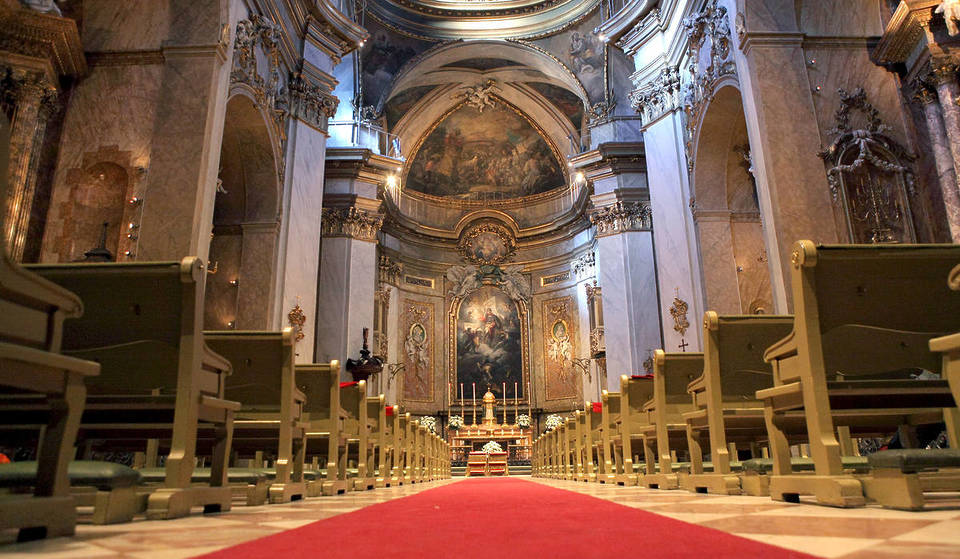 El histórico templo del Madrid de los Austrias que pertenece al Vaticano desde 1892: es una joya del barroco y celebra conciertos a la luz de las velas
