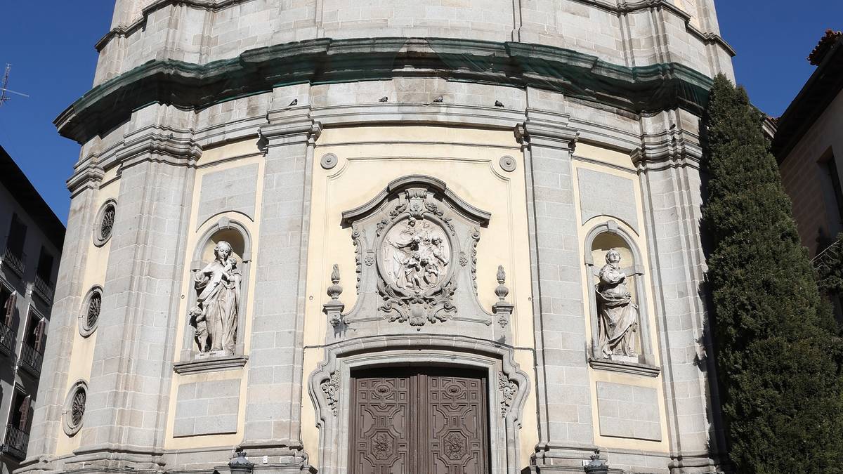 Fachada de la Real Basílica de San Miguel.