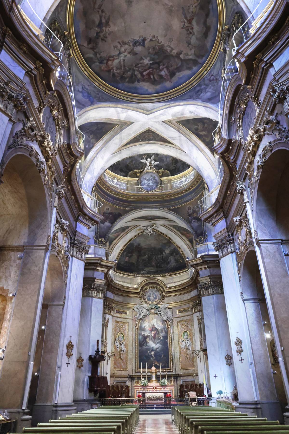 Interior de la Real Basílica de San Miguel.