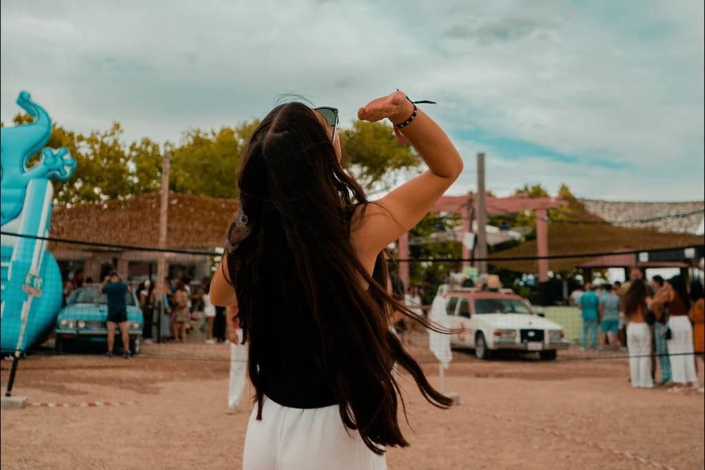 O novo bar com areia de praia que será a estrela das festas nocturnas deste verão em Madrid