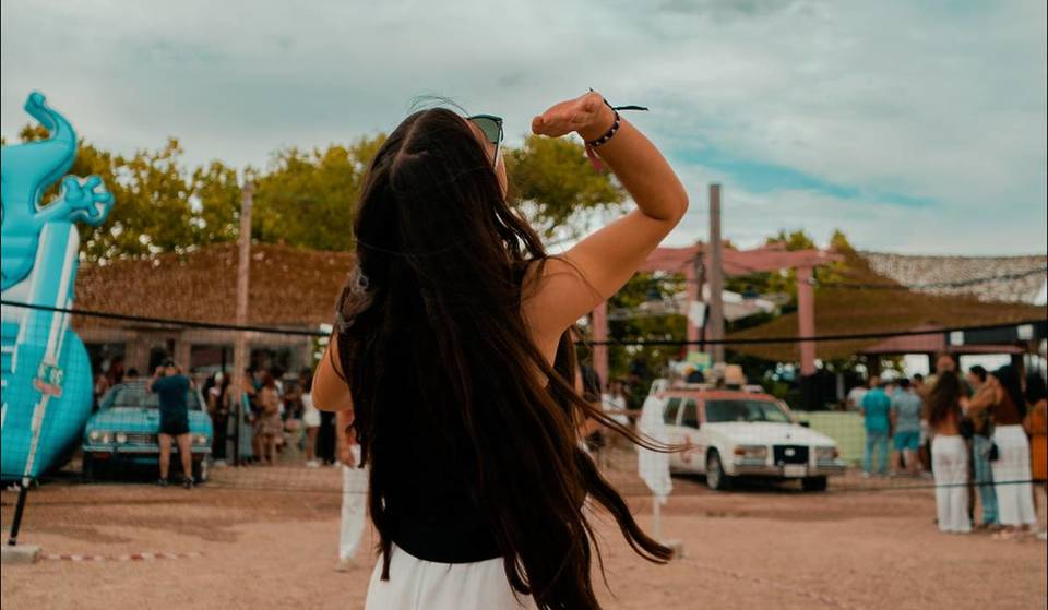 El nuevo bar con arena de playa que será la estrella del tardeo este verano en Madrid
