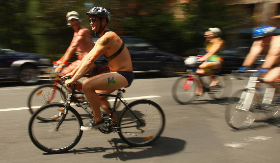 Se domani passerete per il centro di Madrid troverete ciclisti nudi: “chiediamo misure”.