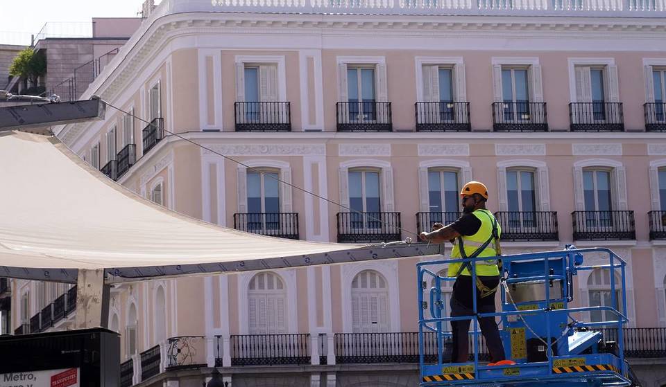 Die Kontroverse um die kürzlich installierten Sonnensegel an der Puerta del Sol: &#8222;Es gibt dort wenig Platz für Schatten&#8220;.