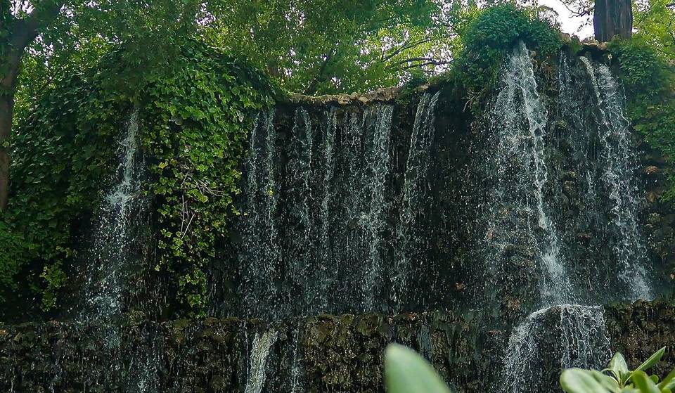 It is one of the best climatic refuges in Madrid: discover this park with 19th century waterfalls that are a beauty.