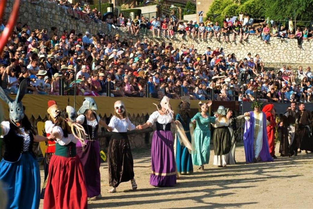 Es ist ein spektakuläres mittelalterliches Dorf, in dem das älteste Mittelalterfest Spaniens stattfindet: nur 1 Stunde von Madrid entfernt.