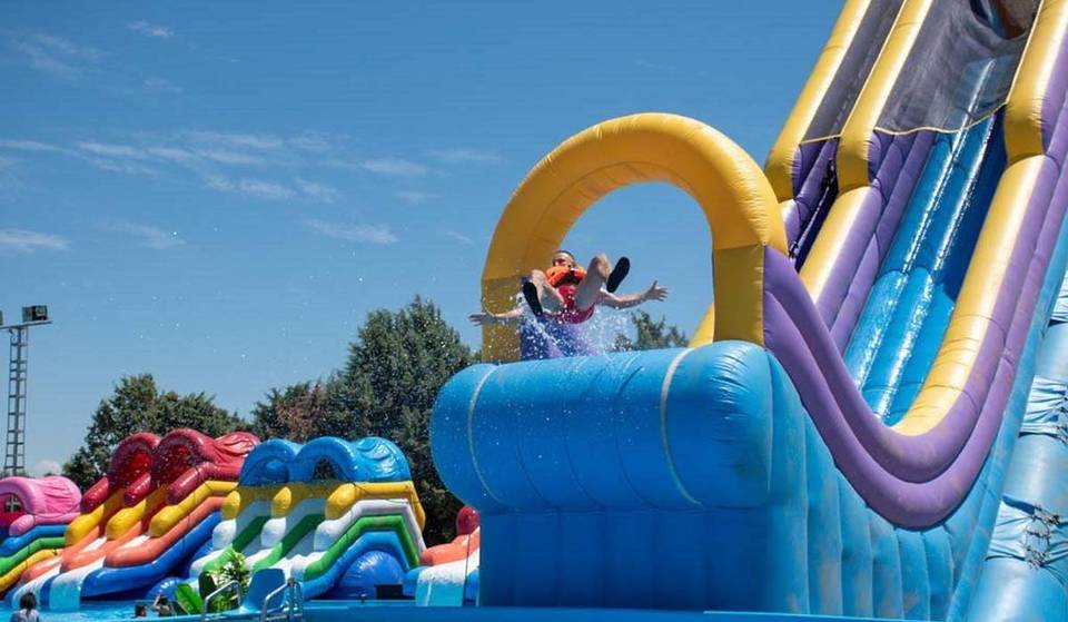 Este parque acuático a menos de una hora de Madrid tiene los toboganes hinchables más grandes de España
