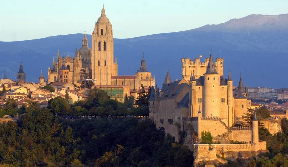Una escapada veraniega a Segovia: las mejores visitas guiadas de Machado al Alcázar