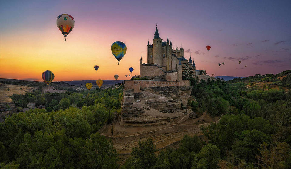 Balloons illuminated at night and flights at dawn: the Balloon Festival returns, held one hour from Madrid.