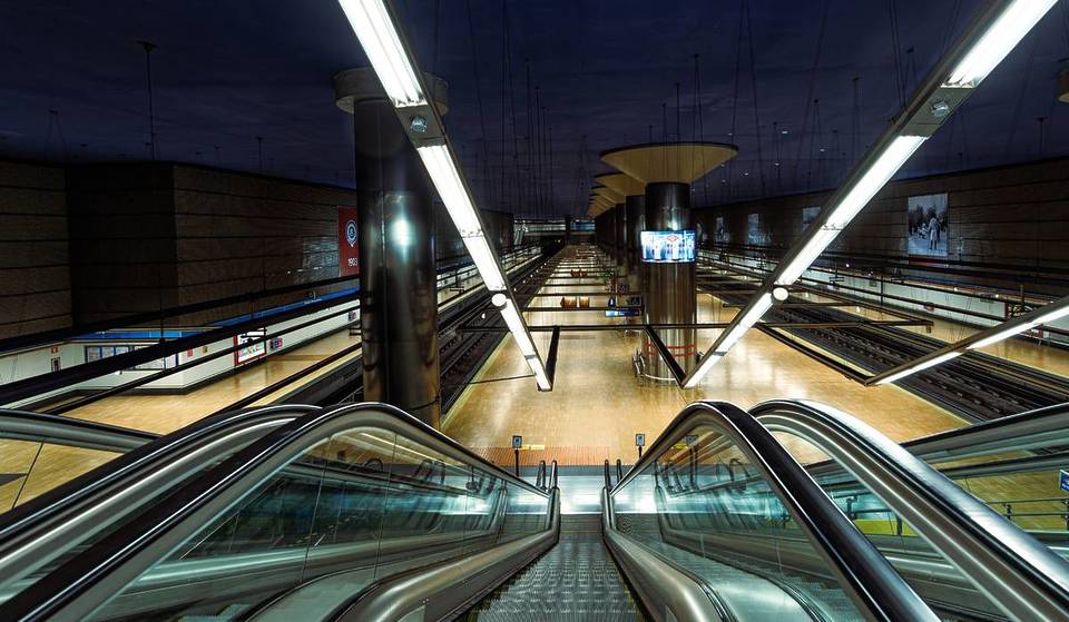 “Nemmeno all’ora di punta a Tokyo”: l’immagine della metropolitana di Madrid che ha indignato i network