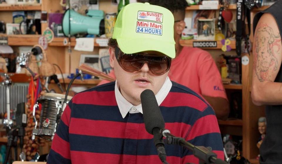 Der in Madrid lebende Künstler Rusowsky glänzt, sticht hervor und begeistert beim letzten Tiny Desk: „Es ist ein Kunstwerk“.