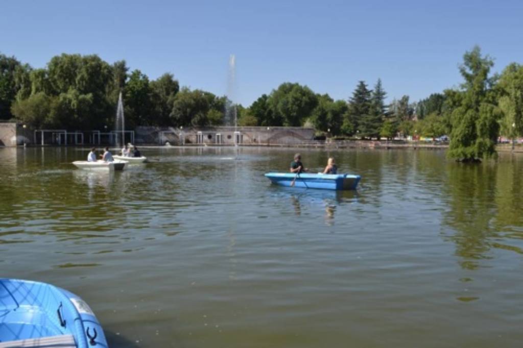 The &#8220;little Retiro de la Sierra&#8221; is a public park of 55,000 square meters that premieres boats to navigate through its lagoon.