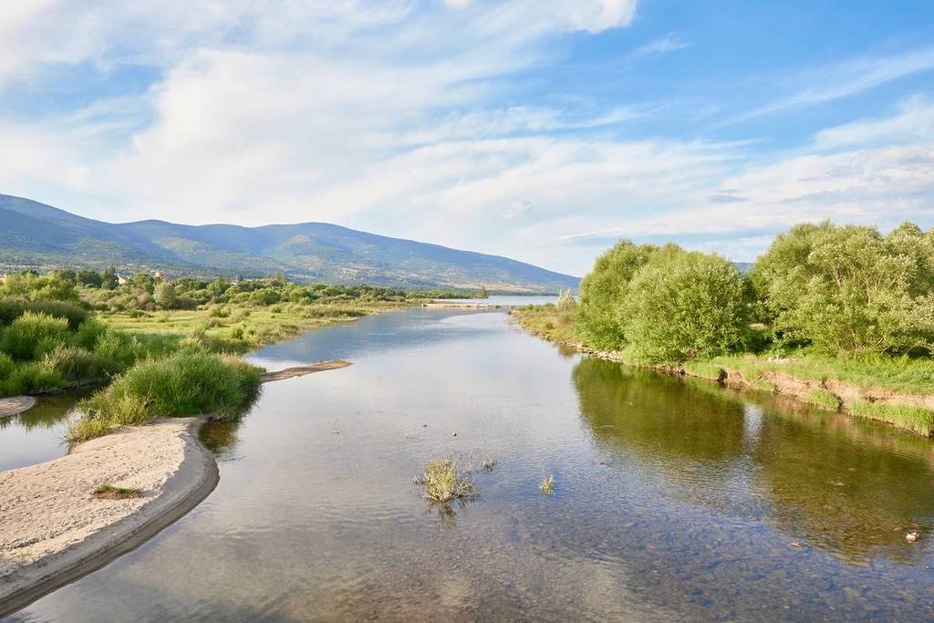 It looks like the north, but it is in Madrid: the river beach with hiking trails that include medieval bridges.