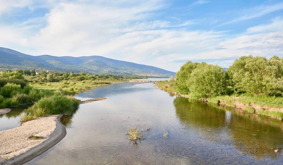 Parece el norte, pero está en Madrid: la playa fluvial con rutas de senderismo que incluyen puentes medievales