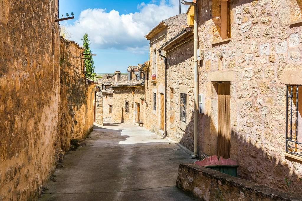 El pueblo medieval a menos de dos horas de Madrid que tiene la «Capilla Sixtina románica» y está rodeado por un embalse
