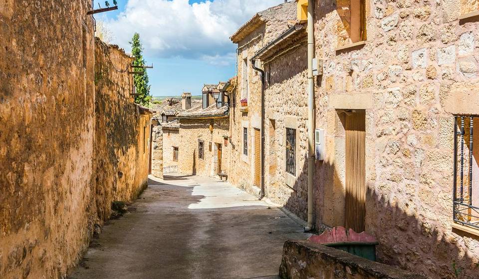 A aldeia medieval a menos de duas horas de Madrid com a &#8220;Capela Sistina românica&#8221; e rodeada por uma barragem