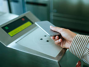 Así puedes usar antes que nadie el abono transporte en el móvil: olvídate de la tarjeta física para viajar por Madrid