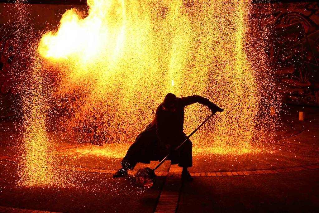 Fuego, danza y artes marciales gratis en Matadero: así es el impactante espectáculo ROGU en Madrid