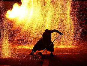 Fuego, danza y artes marciales gratis en Matadero: así es el impactante espectáculo ROGU en Madrid
