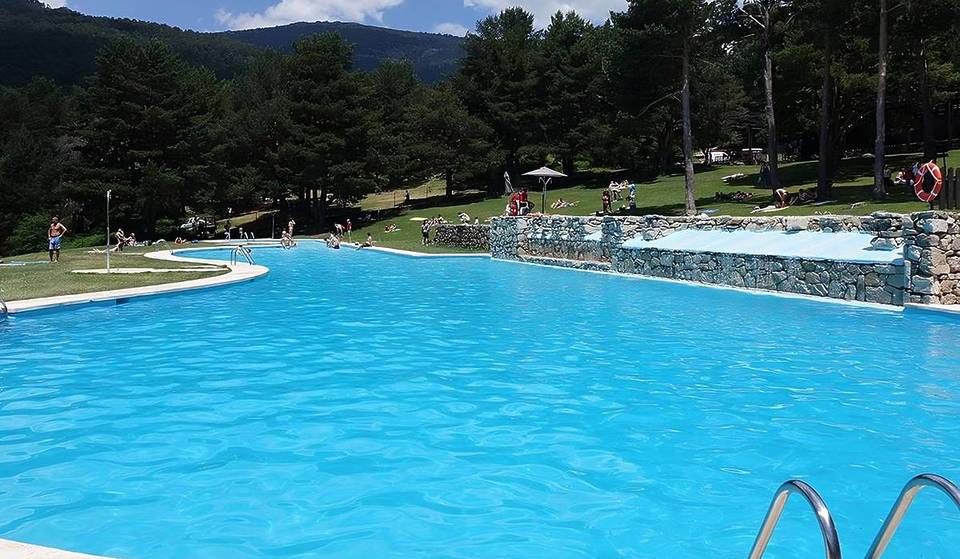 As duas piscinas rodeadas de natureza a pouco mais de uma hora de Madrid são perfeitas para o verão: pode levar comida e bebida consigo.