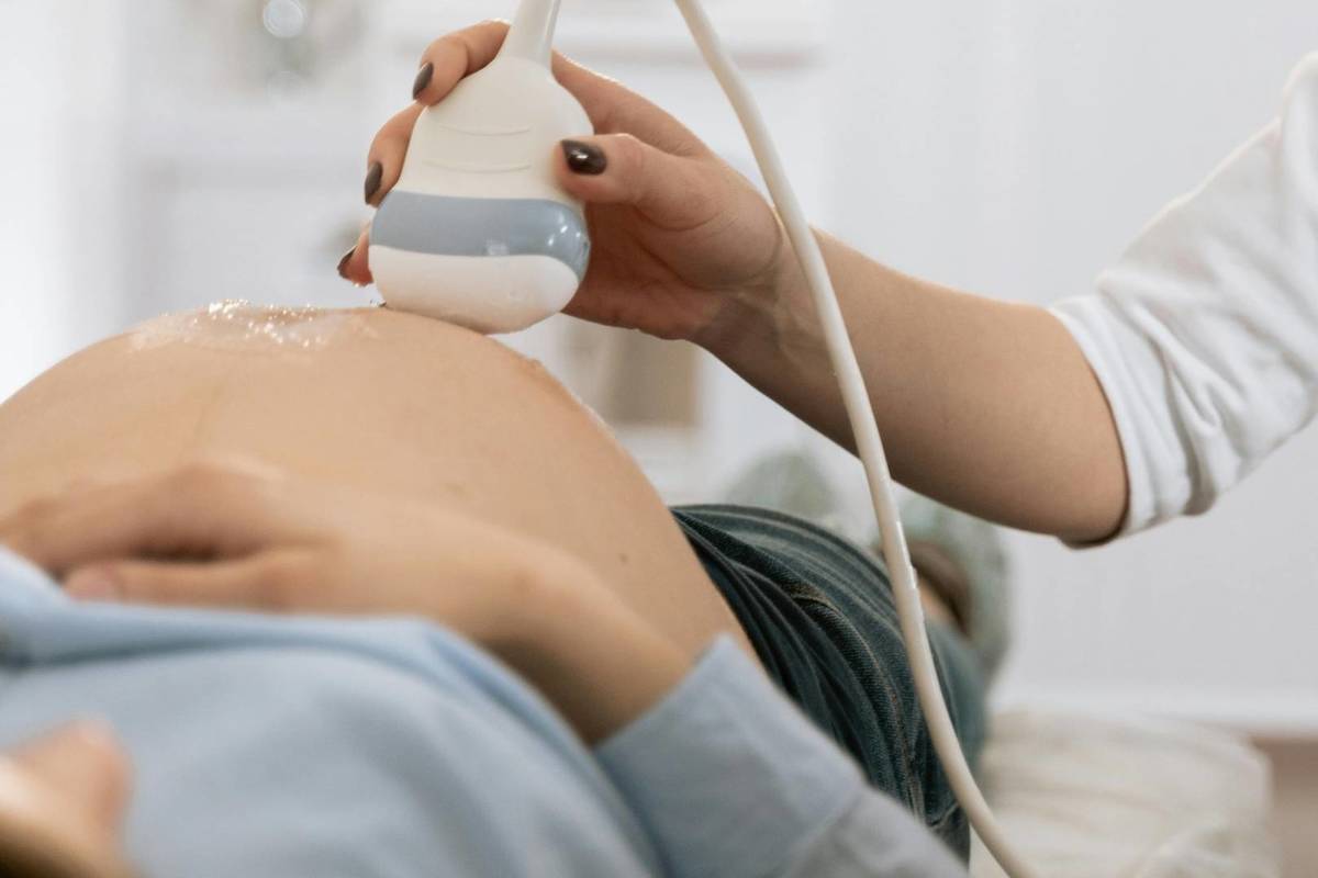 Cómo acceder a los 12.000 € de ayudas por ser madre menor de 30 de la