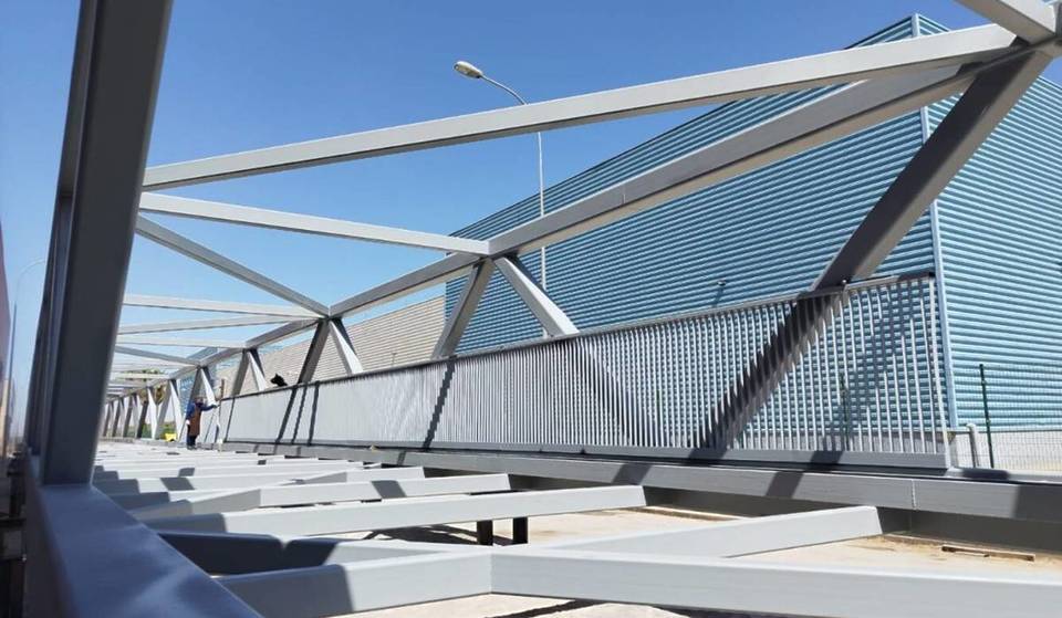 Madrid installe une passerelle reliant à pied deux quartiers séparés par la M-40 : un grand changement dans la mobilité