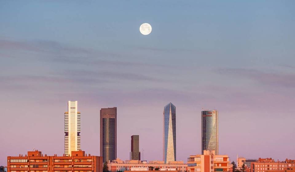 Astrónomos advierten: esta luna llena y la lluvia de perseidas harán únicas las noches de agosto en Madrid