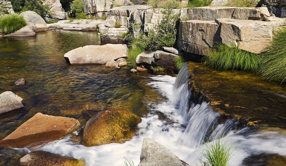 La joya escondida del verano a un paso de Madrid: poza natural, merendero y puente milenario