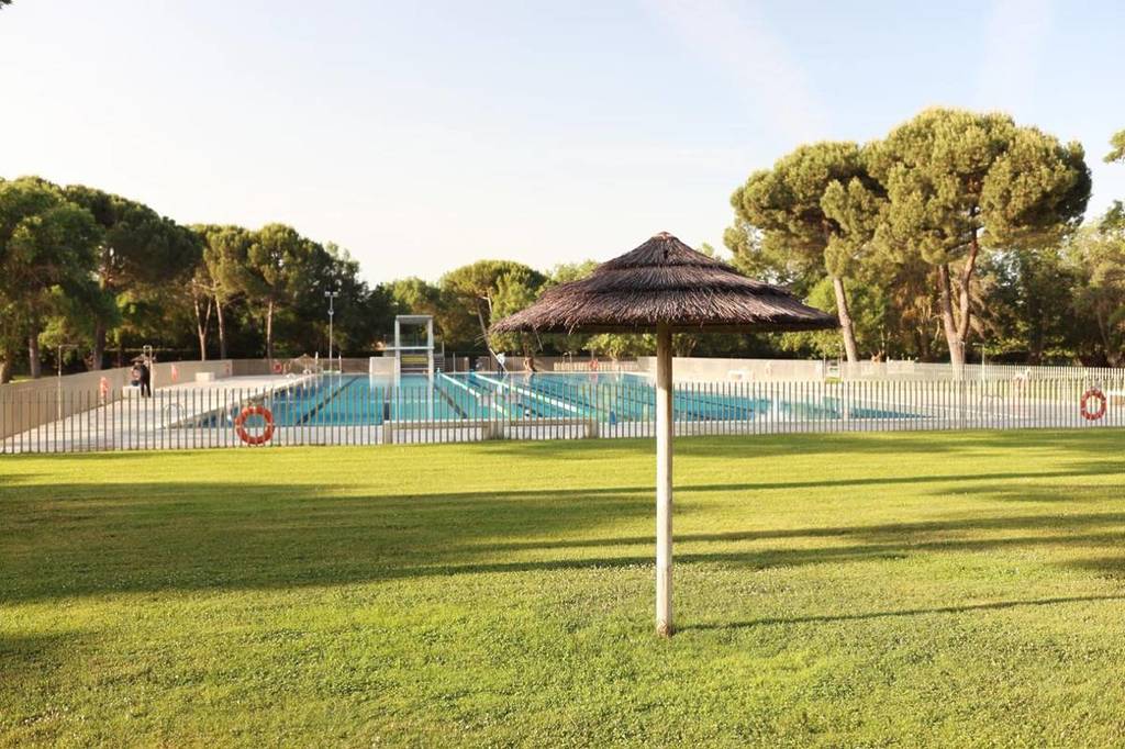 Madrid’s swimming pool with sand ‘beach’, barbecue and plenty of space: 24 km from downtown