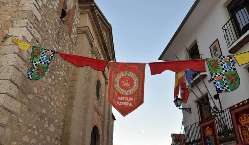 A 1 ora da Madrid c&#8217;è una cittadina di 700 abitanti che celebra una fiera medievale con danze del fuoco e una partita a scacchi giganti