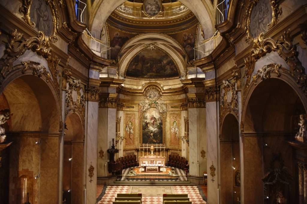 Interior da Basílica Pontifícia de São Miguel, em Madrid