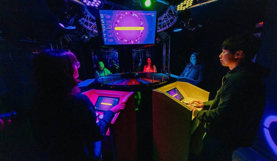 BuzzAttack öffnet seine Türen in Madrid: das immersive Spiel, das TV-Quizshows auf einen echten Fernseher bringt