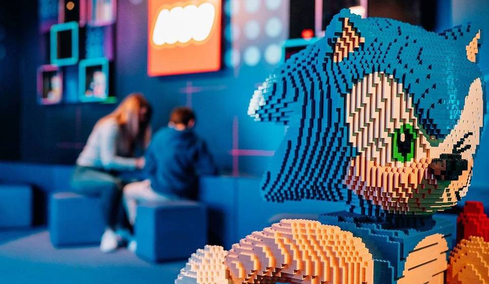 Modelos 3D, peças históricas e nostalgia gamer: uma exposição que une LEGO e videojogos chega a Madrid