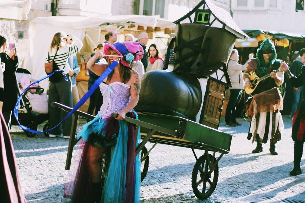 mercato medievale: teatro, giullari e gastronomia