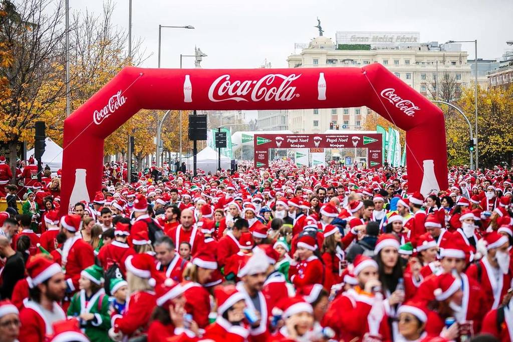 Miles de personas corriendo por la Castellana disfrazadas de Papá Noel: vuelve la tradición navideña más divertida de Madrid