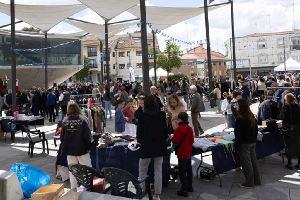 Plus de 150 stands et des joyaux cachés : le marché aux puces de Pozuelo organisé par les habitants avec des vêtements et des antiquités