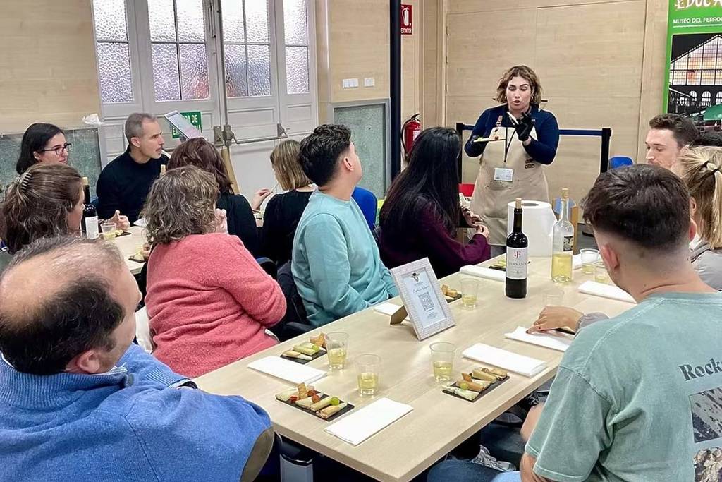 Artisanal cheese tasting with wine among old trains at a museum in Madrid: a vibrant market returns for two days