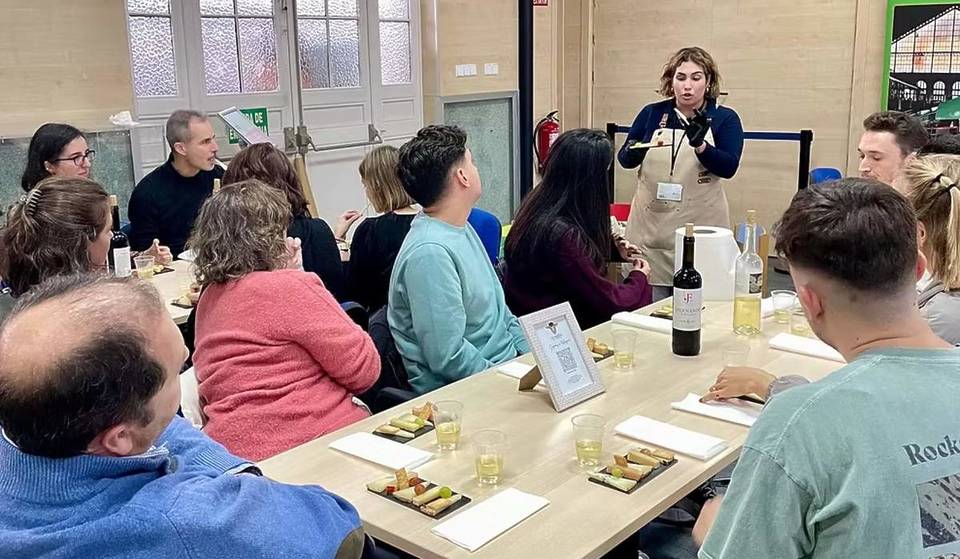 Artisanal cheese tasting with wine among old trains at a museum in Madrid: a vibrant market returns for two days
