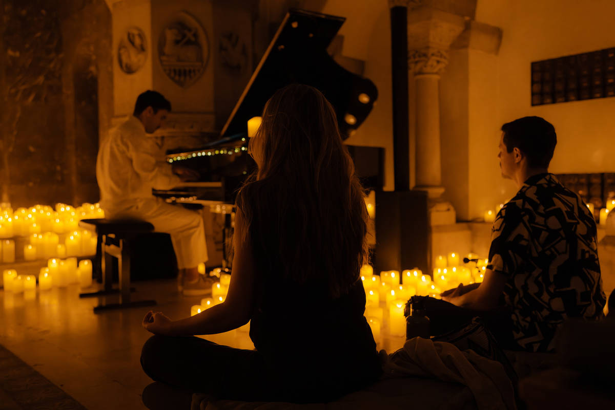 Un pianista toca en directo durante una sesión de mindfulness en Candlelight Meditation.