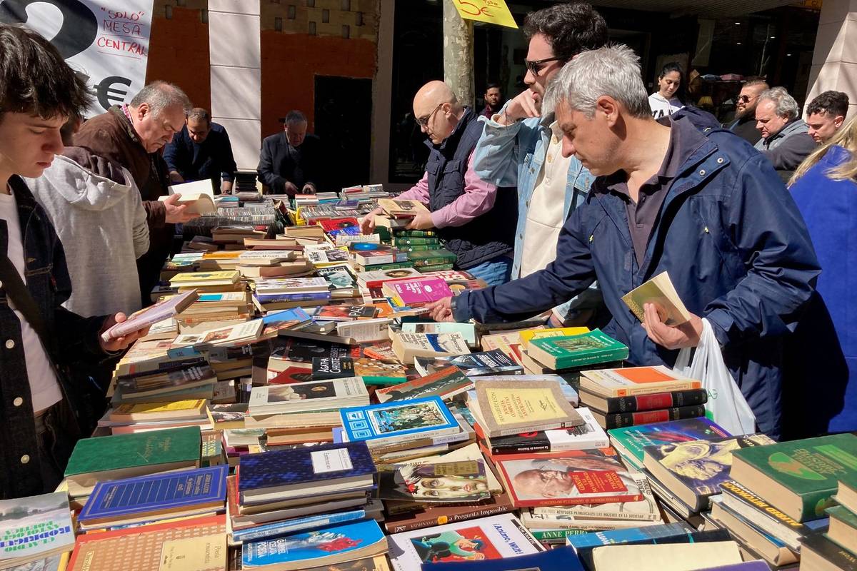 Puesto de libros en el rastro de Madrid