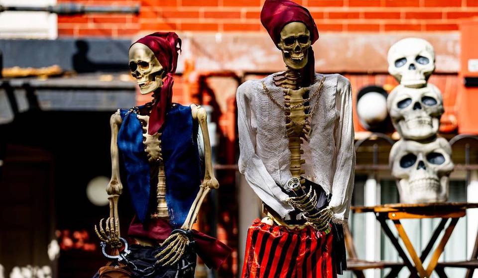 Poca gente sabe que un pueblo de Madrid celebra Halloween como en una película de terror: calles decoradas y premios