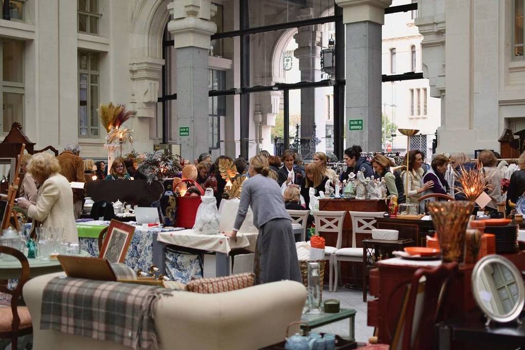 Des trésors à dénicher : le Palacio de Cibeles de Madrid accueille un marché aux puces avec de la mode vintage et des meubles uniques