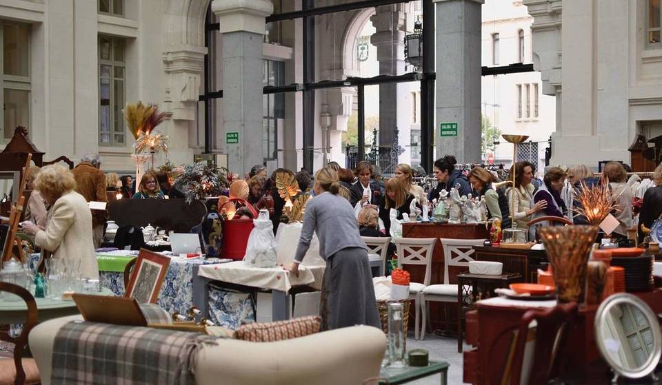Tesori da trovare: il Palacio de Cibeles di Madrid ospita un mercatino delle pulci con moda vintage e mobili unici