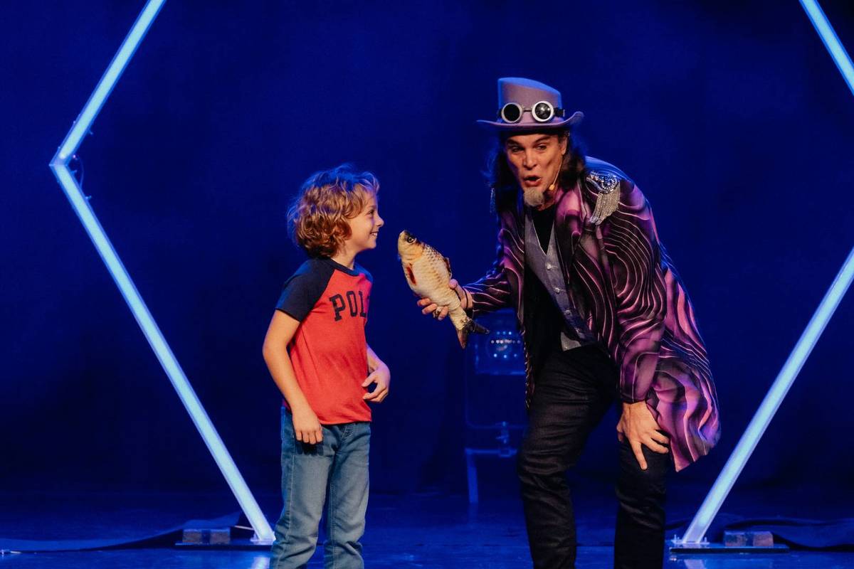 Un mago entretiene a un niño durante un juego de magia y humor