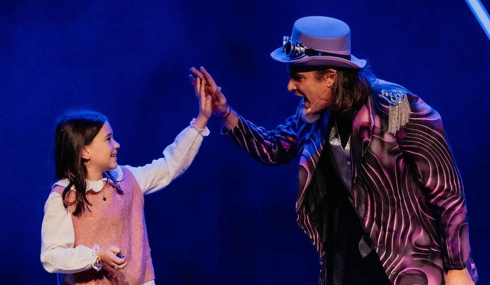 Magie en direct et portail en néon : le spectacle étonnant pour enfants que l&rsquo;on ne peut voir qu&rsquo;un seul jour à Madrid.