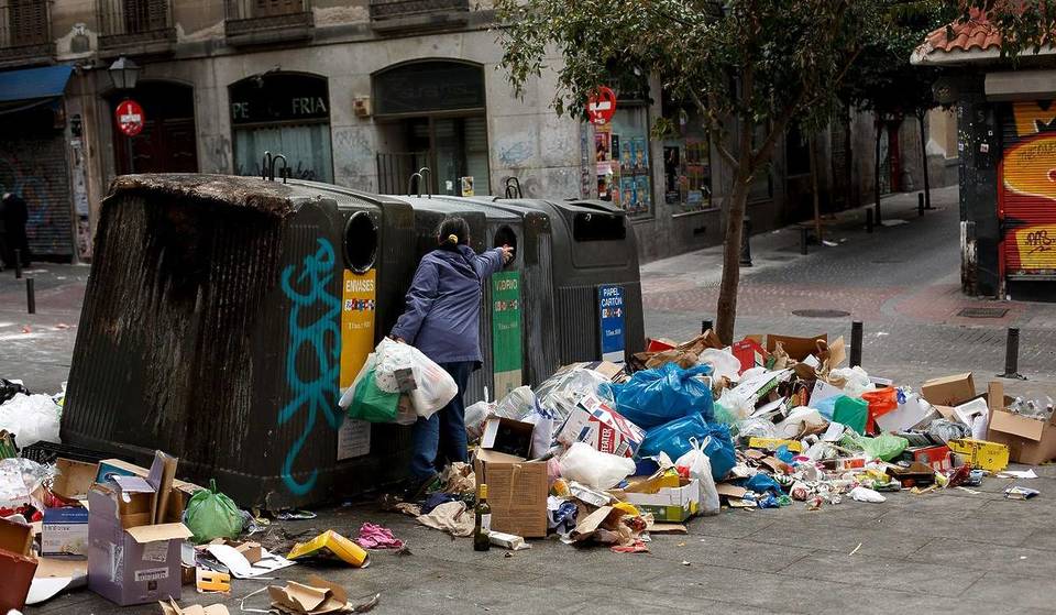 If it is not in your contract, you do not have to pay it: the legal confusion with the garbage tax in Madrid.