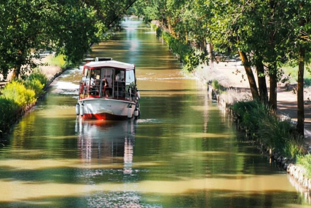 Quasi nessuno conosce questo programma: si viaggia in treno, si visita un castello e si fa una gita in barca su un canale unico in Spagna.